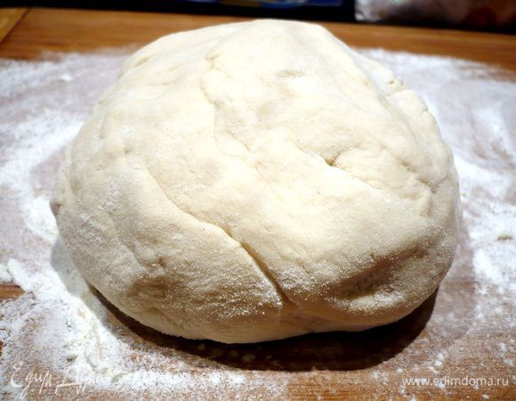 Замешиваем мягкое эластичное тесто, оно чуть-чуть будет липнуть к рукам.
