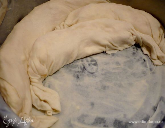 То же самое проделываем с тремя оставшимися кусочками второго шарика. Всякий раз выкладывая свернутый рулетик в форму рядом с уже уложенным рулетиком, при этом желательно, чтобы кончики не соприкасались друг с другом, а лежали в разных местах формы.