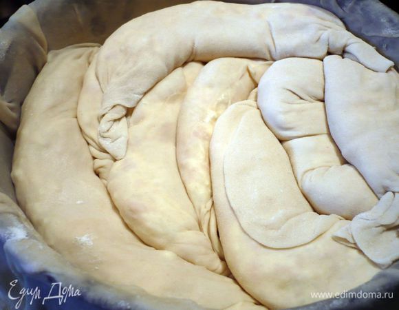 Берем последний шарик и также делим его на четыре части. Начиняем, заворачиваем и укладываем каждую часть в форму.