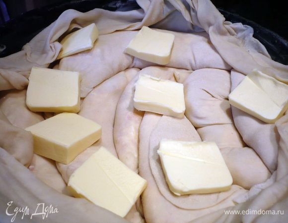 70 г масла делим на кусочки и распределяем сверху.
