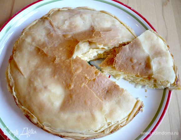 Через 30 минут достаем наш пирог и смазываем его оставшимся кусочком масла. Ставим еще на двадцать минут. Печем до золотистого цвета. Наш пирог готов! Угощаемся!!!