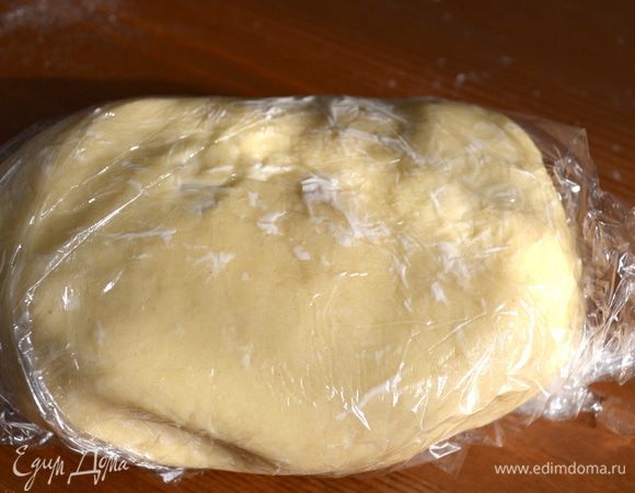 Добавить щепотку соли и холодную воду. Включить еще раз комбайн и замесить тесто. Выложить тесто на стол и сформировать из него шар. Завернуть в пищевую пленку и убрать в холодильник на время, пока будем готовить начинку для пирога (примерно на 20-30 мин.) P.S. Весь процесс замеса теста можно выполнить и вручную... Просто у вас на это уйдет чуть больше времени. 