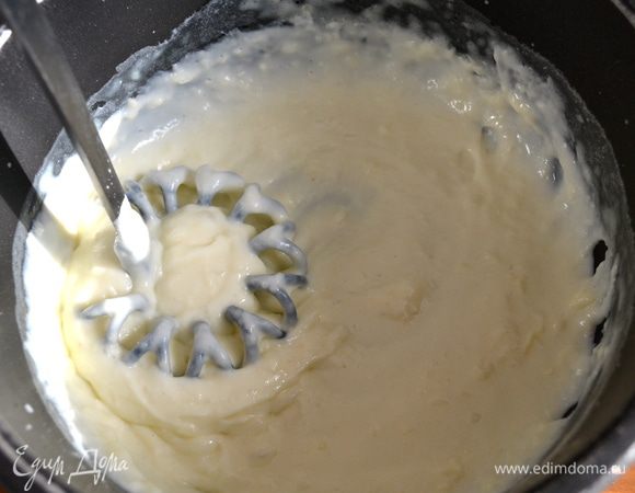 Приготовить соус бешамель. Молоко поставить подогреваться. В сотейнике разогреть масло, добавить к нему муку и как следует перемешать. Частями влить горячее молоко, каждый раз тщательно перемешивая, чтобы избежать образования комочков. Довести соус до кипения, посолить по вкусу, добавить мускатный орех (по желанию). Отставить соус в сторону. 