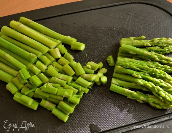 Свежую спаржу отварить минут 5-7, не больше. Достать из воды, и на 2-3 см отрезать верхушки и отложить в сторону (они нам понадобятся для завершающего украшения пирога), остальную часть стебля нарезать...