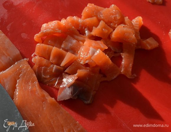 Филе копченой семги также нарезать мелкими кусочками. 