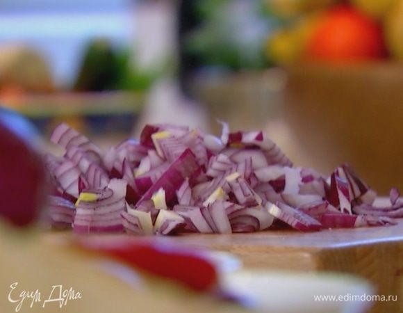 Лук почистить, одну луковицу порезать маленькими кубиками, другую — кольцами.