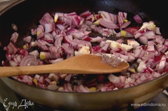 Разогреть в сковороде 2 ст. ложки оливкового и 1 ст. ложку сливочного масла и обжарить лук, порезанный кубиками, до золотистого цвета.