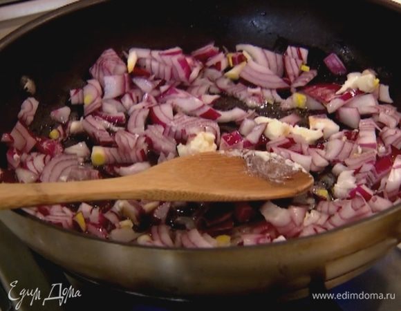 Разогреть в сковороде 2 ст. ложки оливкового и 1 ст. ложку сливочного масла и обжарить лук, порезанный кубиками, до золотистого цвета.