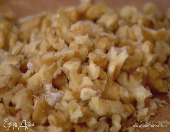 Грецкие орехи порубить ножом в крупную крошку.