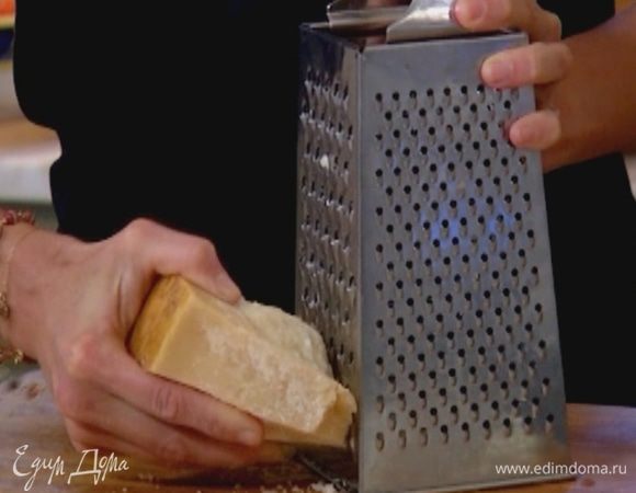 Сыр натереть на мелкой терке, а пармезан — на крупной (не смешивать!).