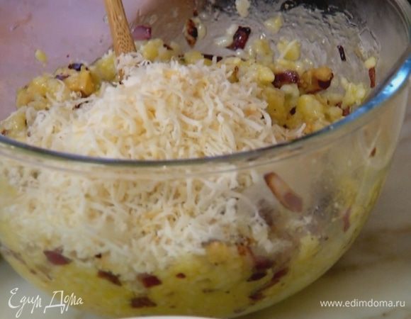 Готовый рис соединить с яйцами, посолить, поперчить, добавить грецкие орехи, мускатный орех, мелко нарезанный обжаренный лук, натертый на мелкой терке сыр и все перемешать.