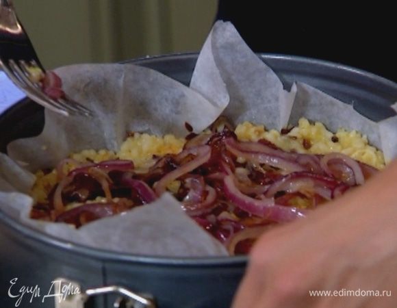 Сверху выложить кольца обжаренного лука.
