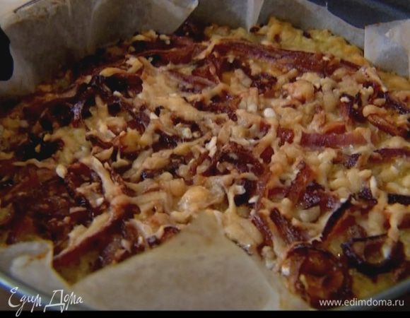 Посыпать тарт пармезаном и отправить в разогретую духовку на 20 минут.