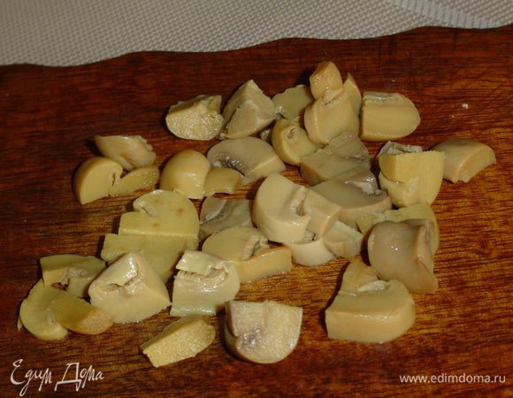 Грибы отцеживаем и нарезаем небольшими кусочками.