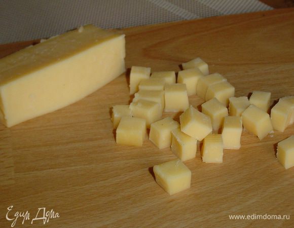 Сыр нарезаем кубиками