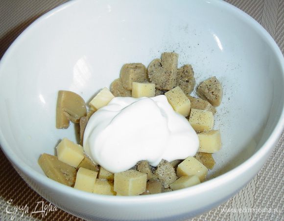 добавляем сметану,солим и перчим по вкусу, перемешиваем.