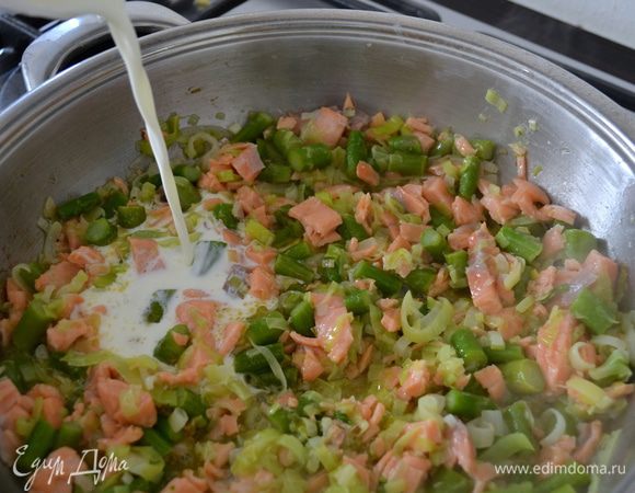 Перемешать и влить сливки, желательно не из холодильника. 