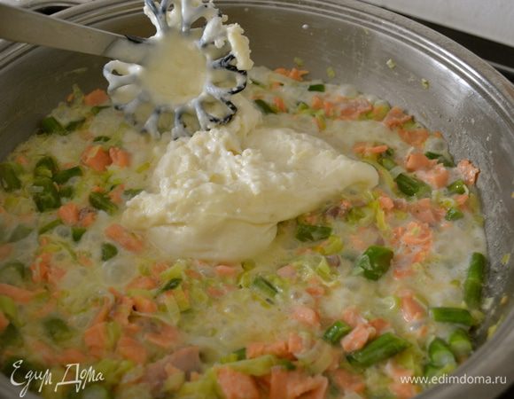 В конце добавить соус бешамель и еще раз аккуратно все размешать, проконтролировать на соль, по желанию немного поперчить. Наша начинка готова. 