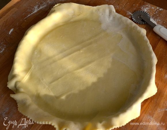 Остается сформировать киш. Тесто достать из холодильника и тонко раскатать. С помощью скалки перенести и выложить им форму для выпечки. (форму предварительно смазать маслом)   
