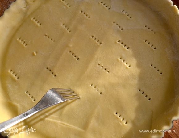 Наколоть тесто вилкой.