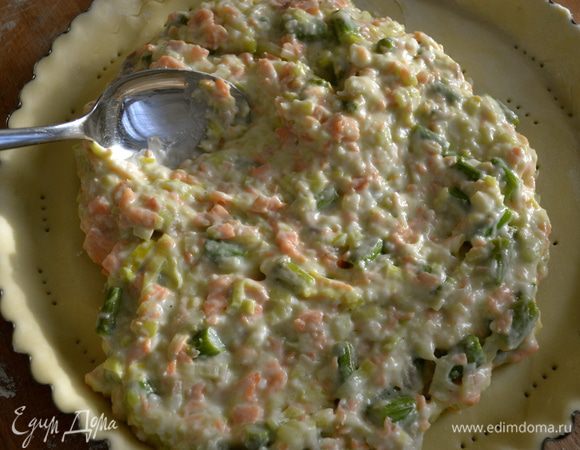 Выложить в форму начинку и как следует разровнять. 