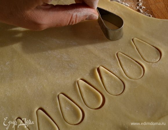 Собрать обрезки теста, раскатать в тонкий пласт. С помощью формочки (у меня в виде лепестка, листика) вырезать много "листиков".