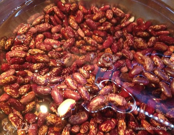 Залить фасоль холодной водой и оставить на ночь (так она быстрее сварится)