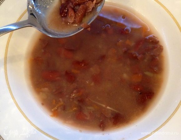 В кастрюлю с холодной водой  положить фасоль, целый стебель сельдерея, чищенную головку лука,  и отварить фасоль до мягкого состояния. Затем добавить мелко нарезанные морковь и очищенный картофель и варить до готовности. После пюрировать фасоль с картофелем при помощи толкушки или погружного блендера. Лук и сельдерей  вынуть. Добавить соль, перец, масло, орехи и сухой кориандр. Подержать на огне еще минуты три. И суп готов! К нему можно подавать чесночные крутоны.