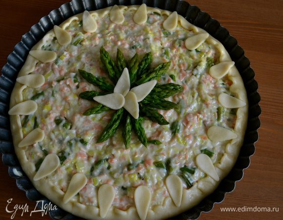 Украсить пирог по периметру "листиками". В центре выложить по кругу отрезанные ранее верхушки от спаржи... В общем, украсить Вы его можете по своему усмотрению, настроению... ))