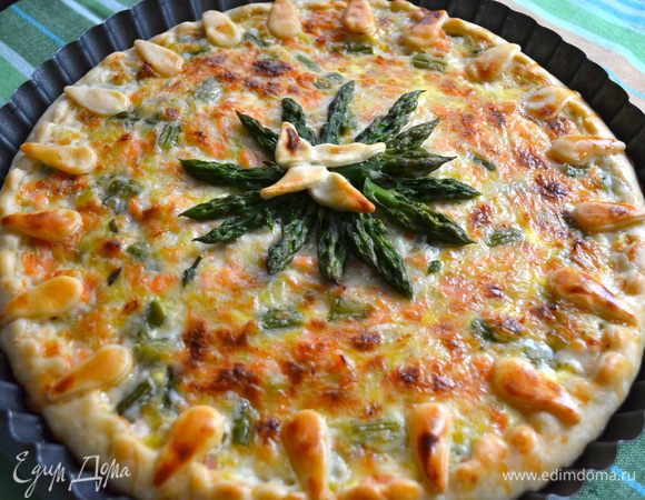 Выпекать пирог в заранее разогретой до 190 С духовке 25-30 минут. Он должен приобрести красивый золотистый цвет. Достать пирог из духовки и дать ему постоять минут 10. Подавать можно как в горячем, так и в теплом виде. 