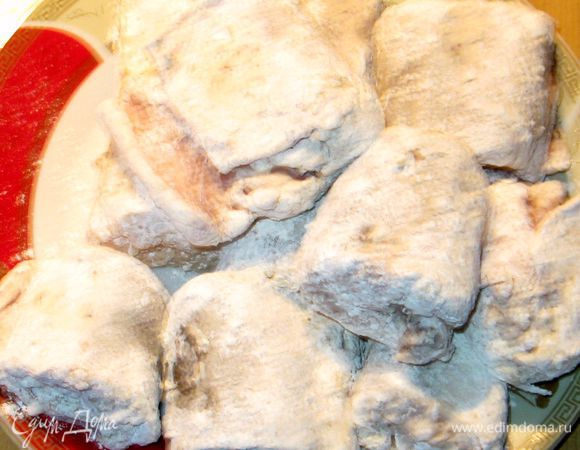 Порезанную на кусочки треску, сбрызнуть лимонным соком, посолить и поперчить. Запанировать в муке.