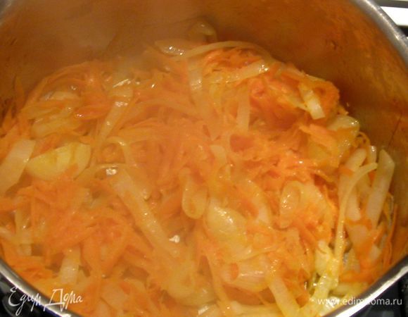 В широком сотейнике припустить лук и потертую на терке морковь.