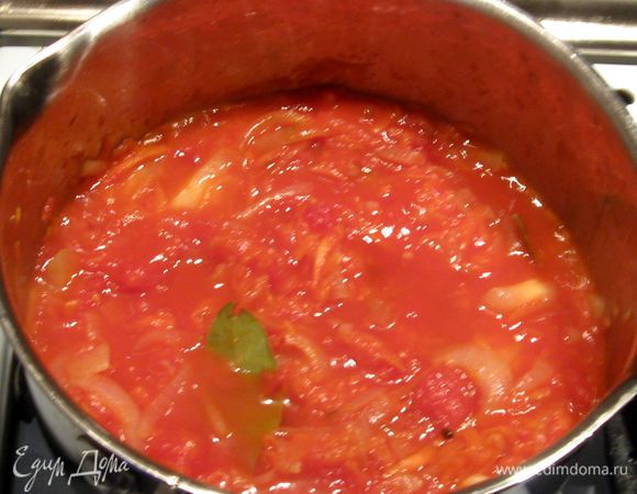 Добавить помидоры. Слегка протушить без крышки. Добавить соль, сахар, лавровый лист, перец горошком, укроп, базилик и немного воды, чтобы получился соус.