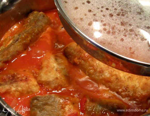 Выложить кусочки рыбы. Тушить под крышкой, на среднем огне 15 минут. Дать постоять минут 10.