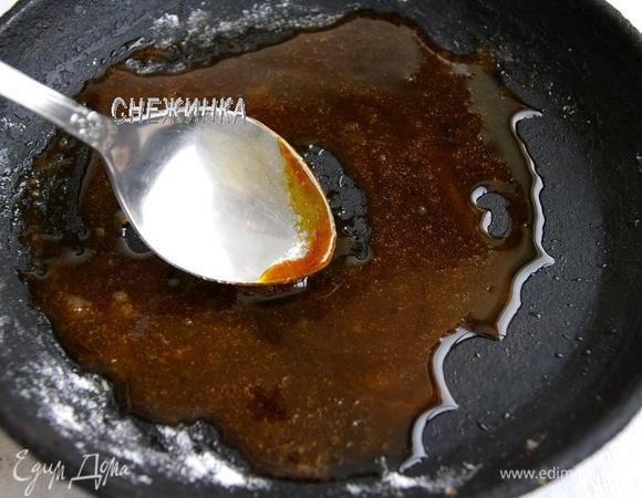 В сухую сковороду или жаропрочную форму, в которой будем выпекать пирог, насыпаем сахарную пудру. Ставим на небольшой огонь и карамелизируем, растапливаем до золотистого цвета.