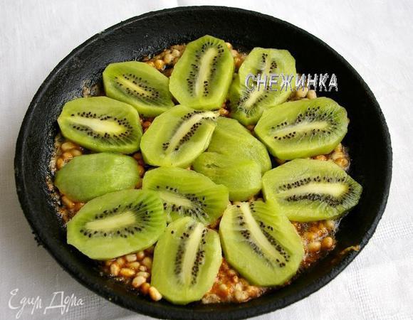 На карамель плотно друг к дружке распределяем кружочки киви.