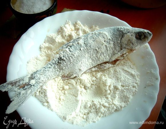 Перемешав руками рыбку,берём по одной и обваливаем хорошенько в муке.