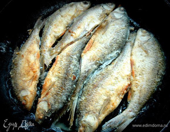 Переворачиваем аккуратно и жарим с другой стороны,но оба раза недолго,не доводя до готовности!