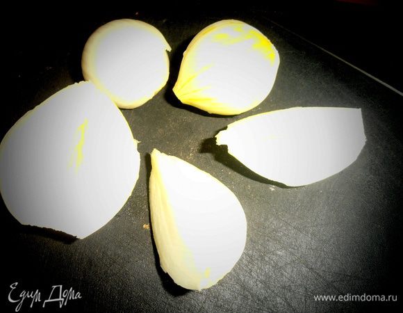 Очищаем несколько луковиц (рыба дружит с луком!).