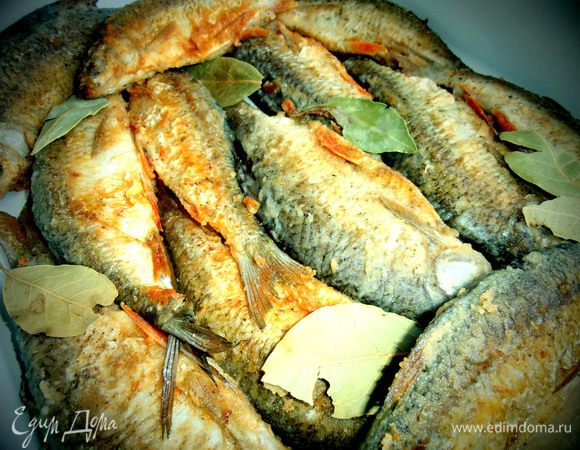 Выкладываем рыбку в большую керамическую форму в один слой.Добавляем лаврушку!