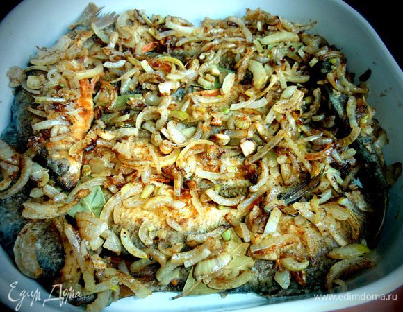 Сверху распределяем обжаренный лук (можно и не обжаривать,кто как любит!).