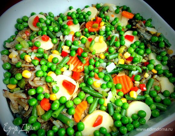 Рассыпаем овощи сверху на рыбу.Водичку,которой зашпаривали овощи,тоже выливаем в форму.