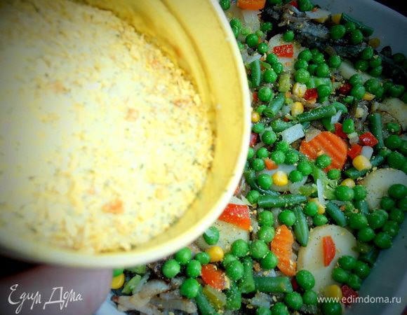 Так как овощи не солёные,нужно их сверху посыпать приправой для рыбы или типа "Вегеты".