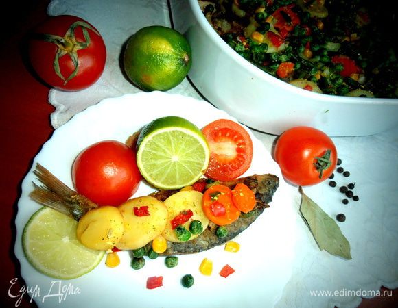 Каждый выбирает понравившуюся рыбку и расправляется с ней в компании с запечёнными и свежими овощами)))