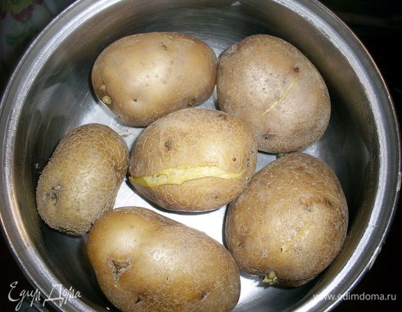 Нам понадобиться горячий картофель, сваренный в кожуре. Как только он остынет настолько, что вы сможете взять его в руки - чистим его и разминаем вилкой.