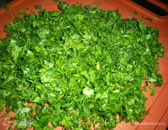 Зелень моем и нарезаем как можно мельче.