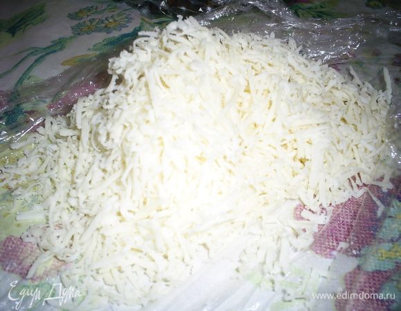 Натираем сыр на мелкой терке.