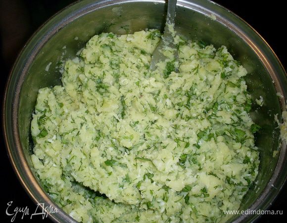 Добавляем к размятому картофелю пропущенный через пресс чеснок, сыр и зелень. Солим по вкусу и тщательно вымешиваем до однородности.