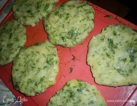 Из полученной массы формируем лепешки желаемого размера толщиной около 0,5 см. Обжариваем лепешки в разогретом растительном масле на среднем огне до румяной корочки.