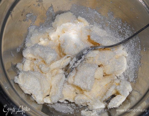 Масло перетереть с сахаром.